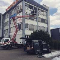 Montage einer Leuchtwerbung mit LKW-Arbeitsbühne