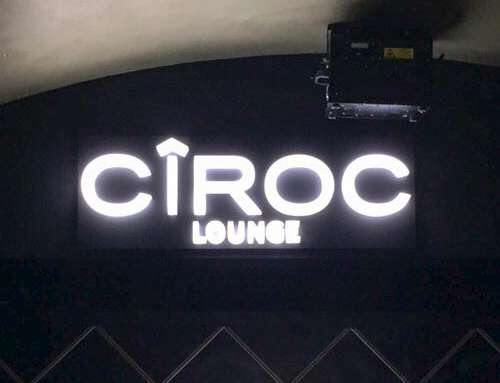 Logo-Leuchtreklame für Lounge in einer Bar