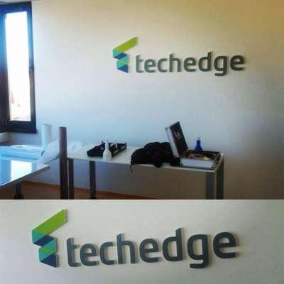 3D-Logo mit ausgefrästen Buchstaben