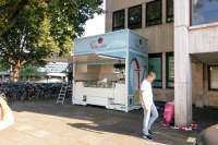 Folienaufkleber für Anhängerbeschriftung eines Eiswagens